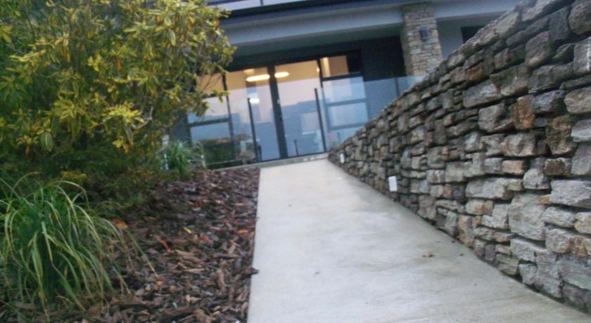 Garden path to the entry The Reservation B&B Gore