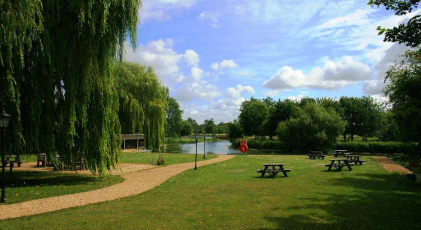 Queens Head Inn Gardens down by the River Nene