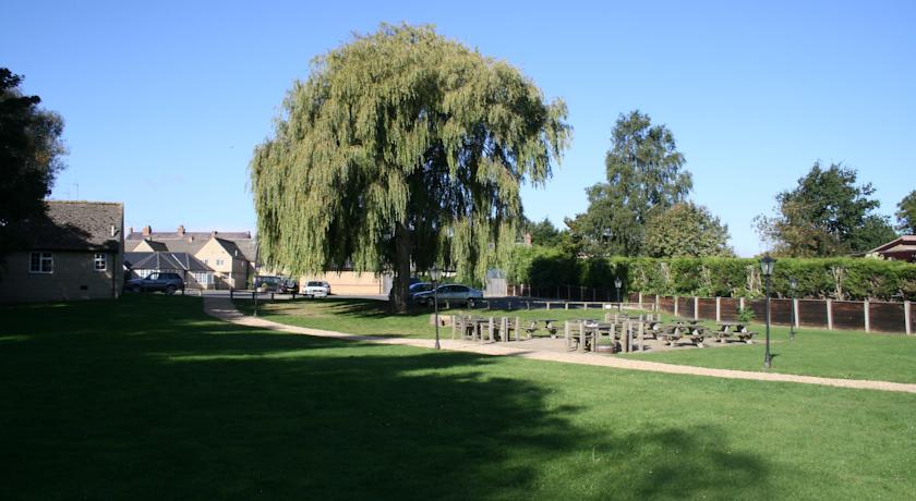 Queens Head Inn Willow Tree down by the River Nene