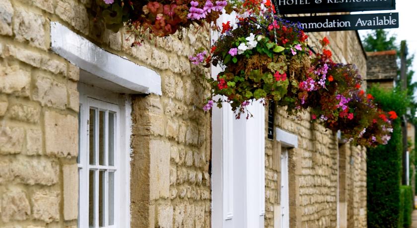 Queens Head Inn Hanging Baskets