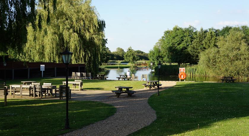 Queens Head Inn. Down by the River Nene