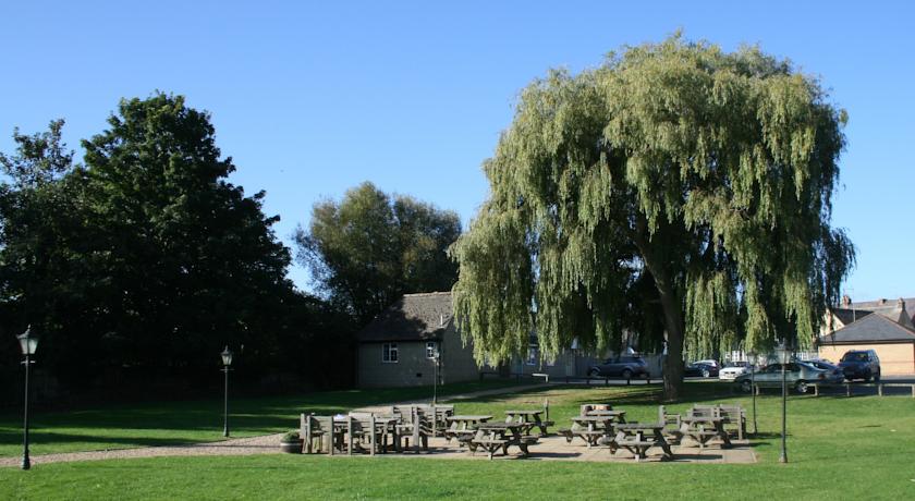 View towards the Queens Head Inn from the River