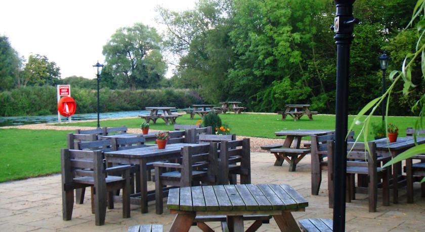 Queens Head Inn Gardens, Drinks by the River Nene