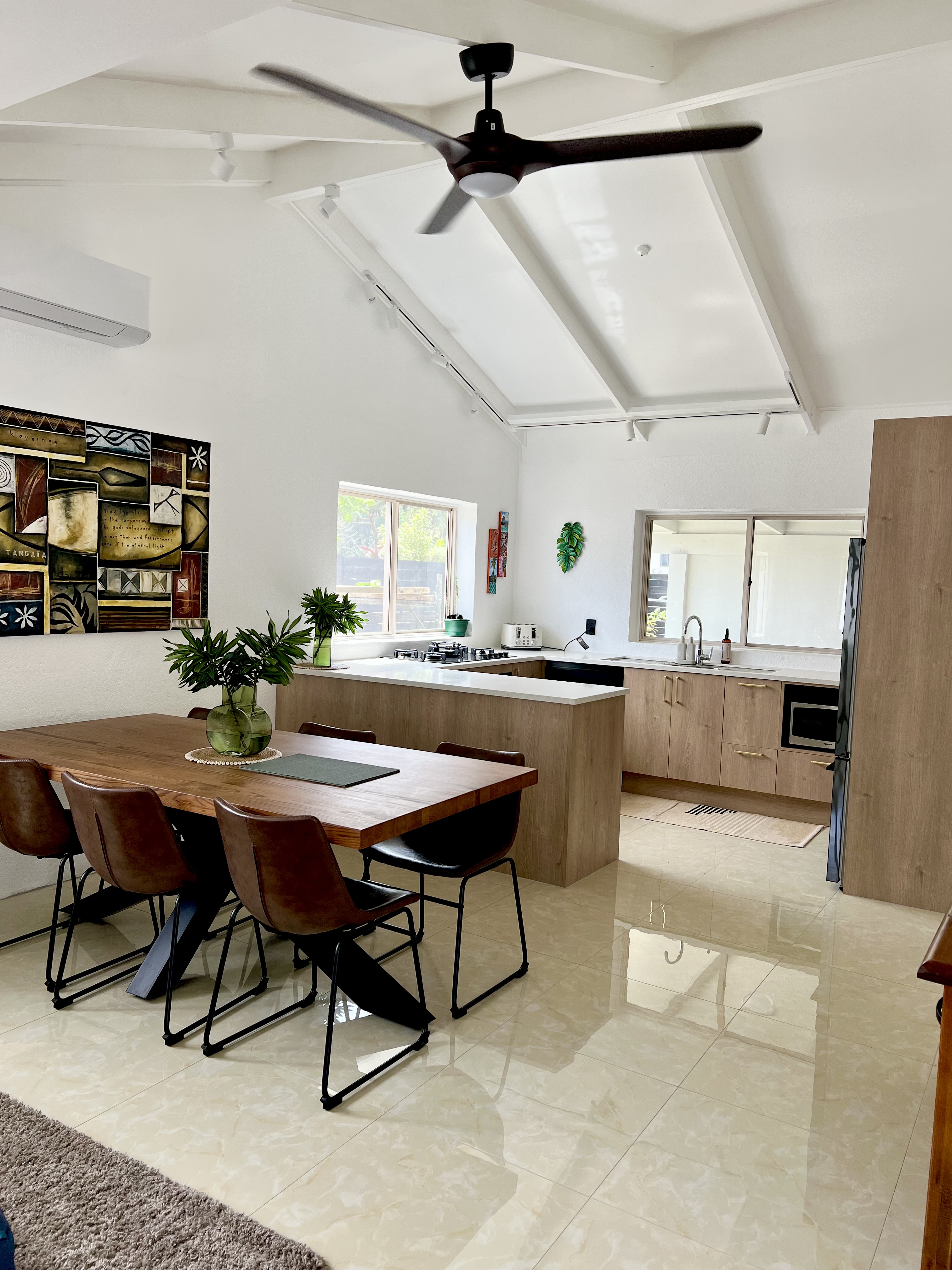 Kitchen & dining table