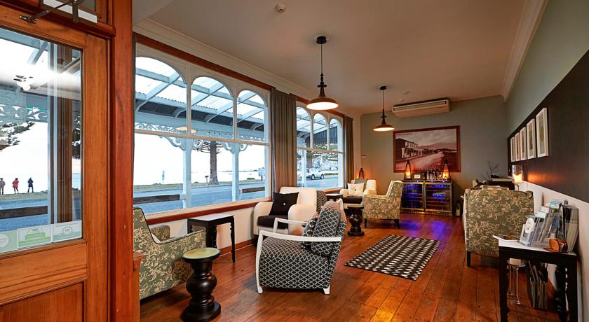 Guest lounge / wine bar overlooking the bay