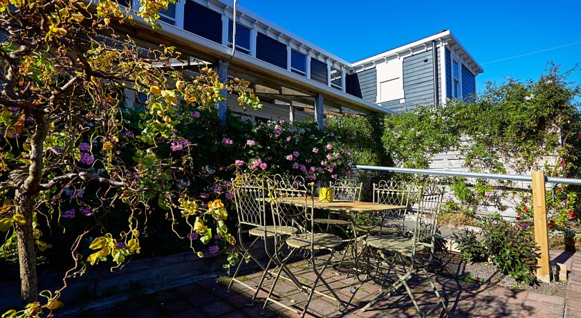 View from courtyard to rear of historic hotel building