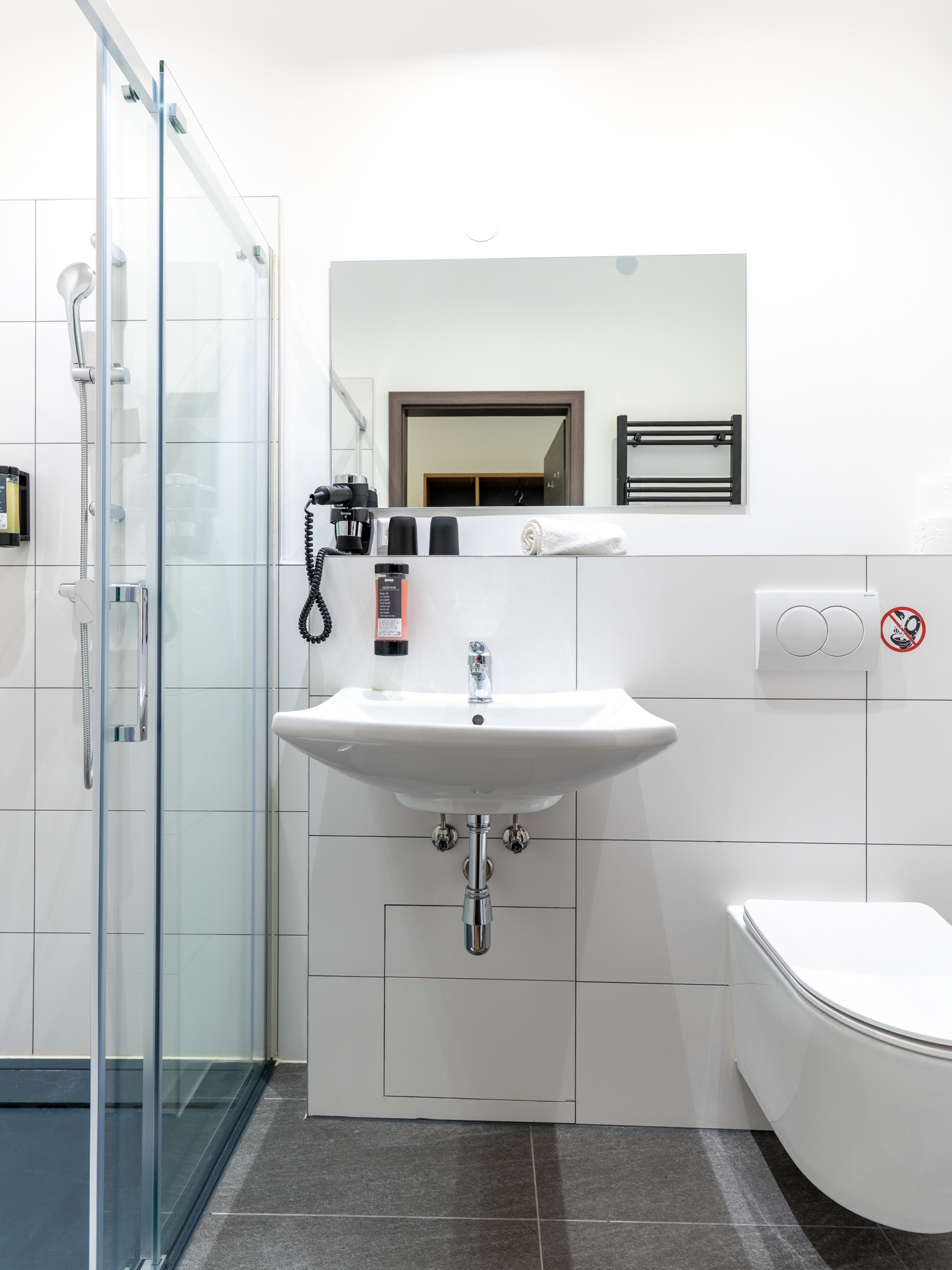 bathroom, toilet, wc, private bathroom, ensuite toilet, ensuite bathroom, shower, soap, shampoo, hairdryer, towels included