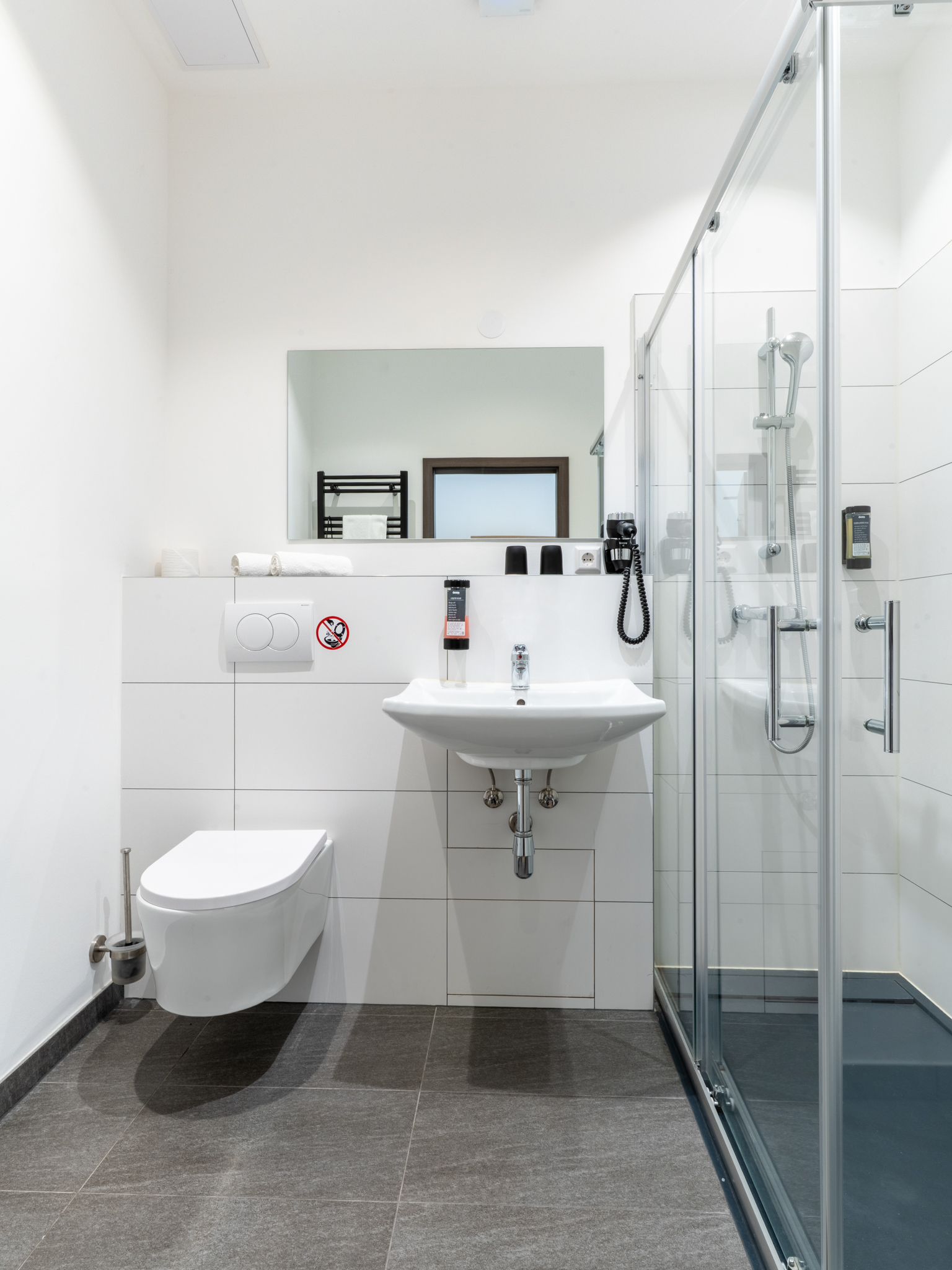 bathroom, toilet, wc, private bathroom, ensuite toilet, ensuite bathroom, shower, soap, shampoo, hairdryer, towels included