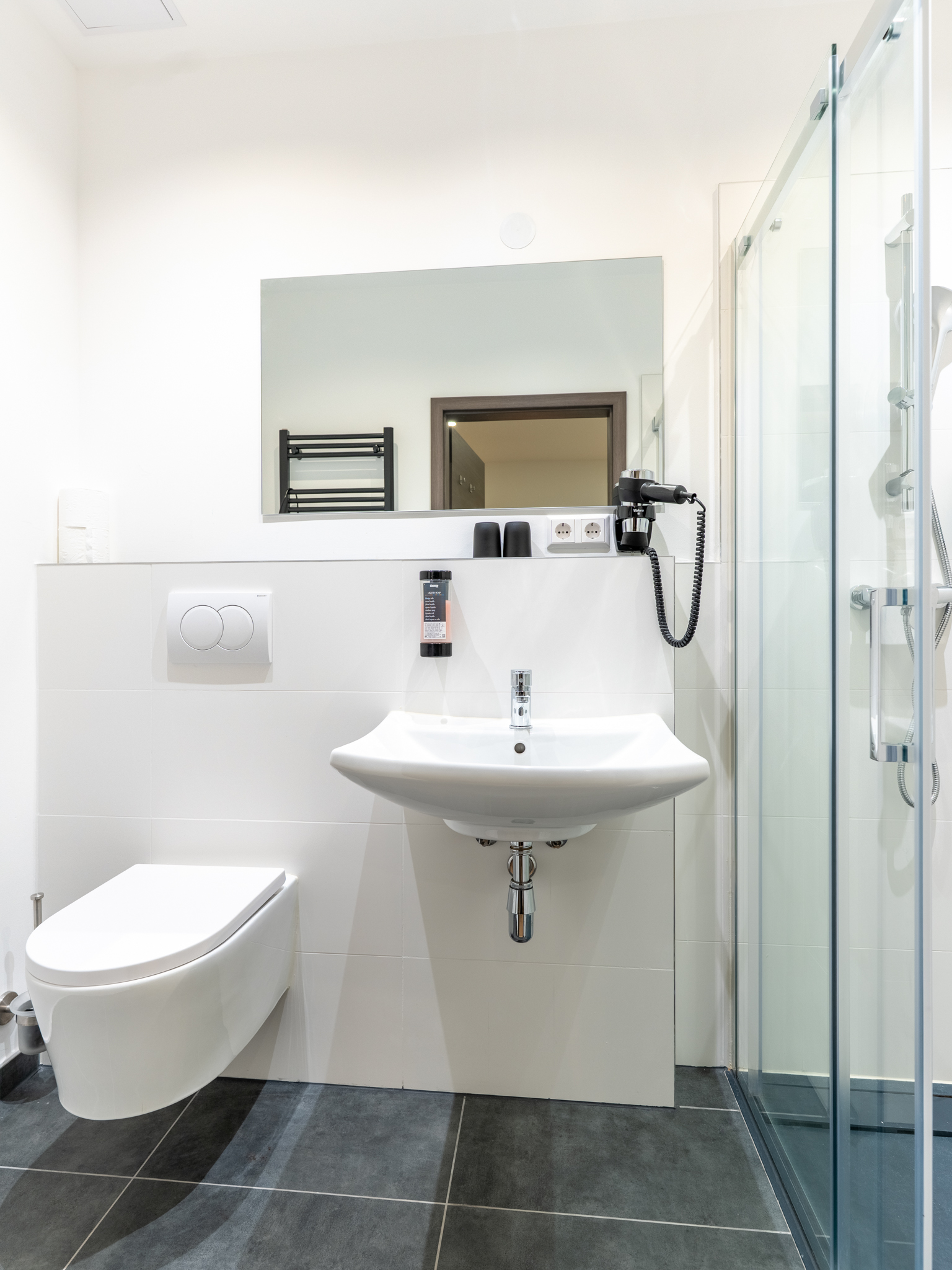 bathroom, toilet, wc, private bathroom, ensuite toilet, ensuite bathroom, shower, soap, shampoo, hairdryer, towels included