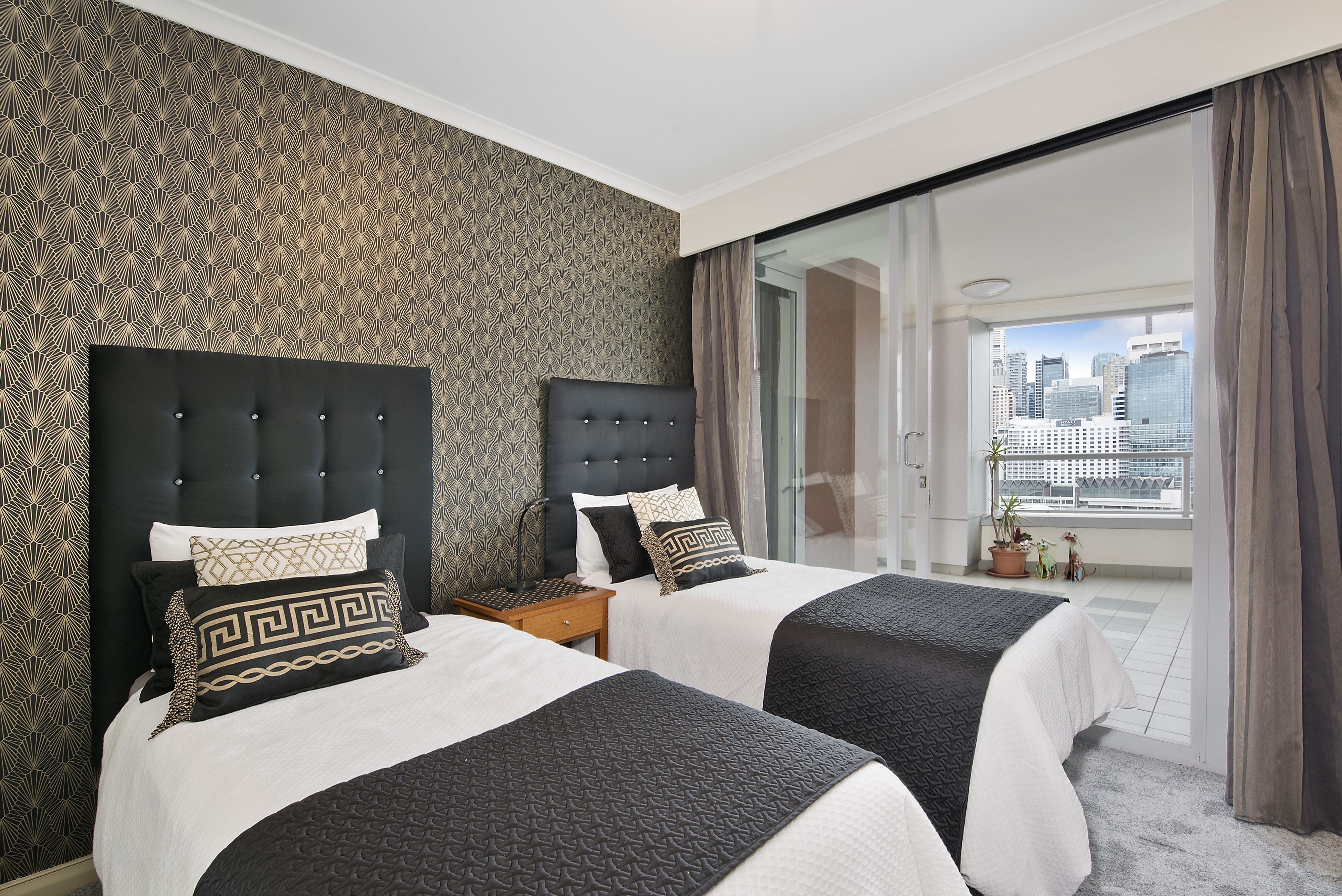 2 Singles Beds Sliding doors opening to Balcony HD TV Spectacular Views to the City