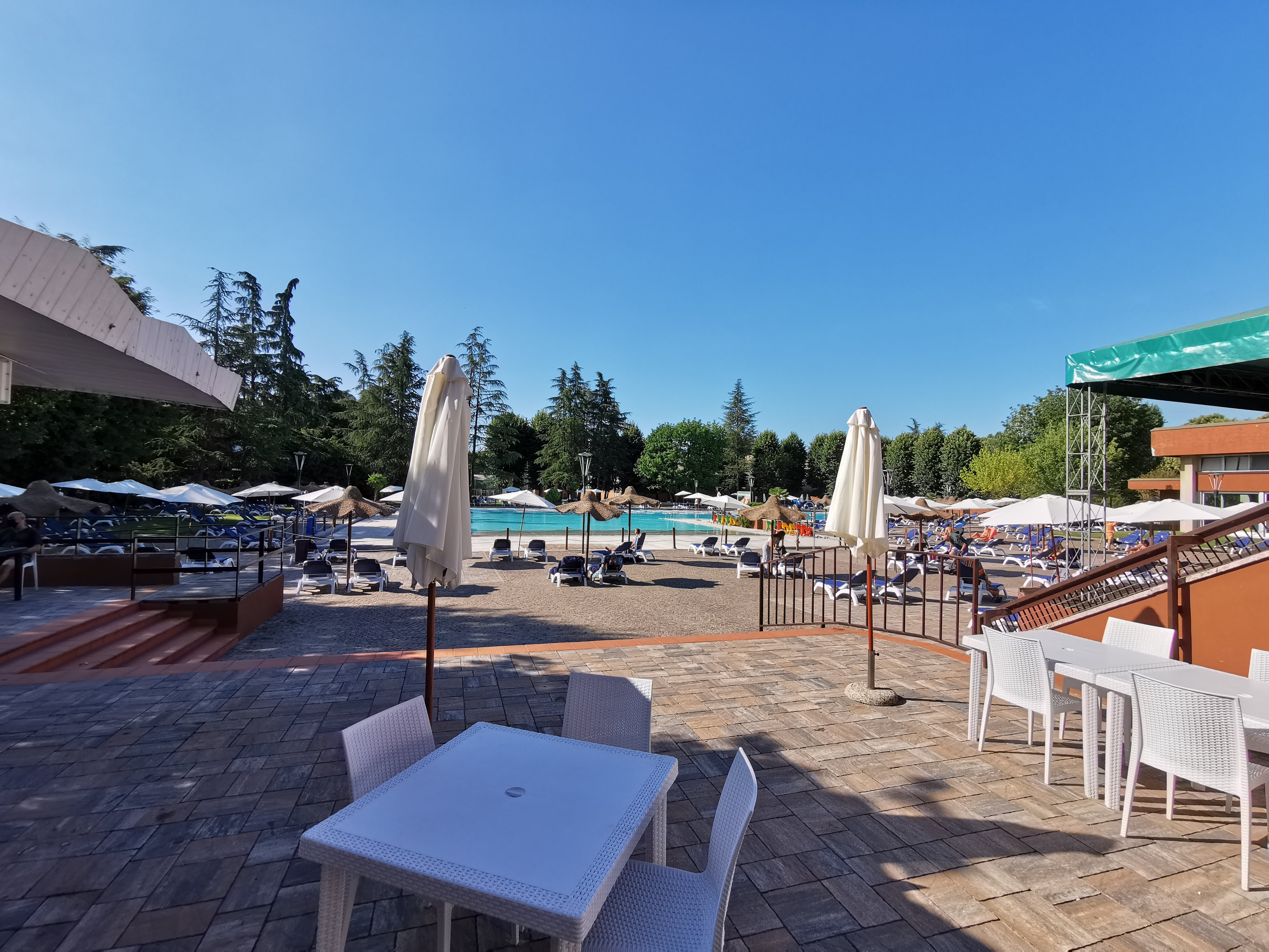 Sporting Club Milanotre: centro sportivo dotato di piscina scoperta da 50 metri e piscina coperta da 25 metri, palestra...