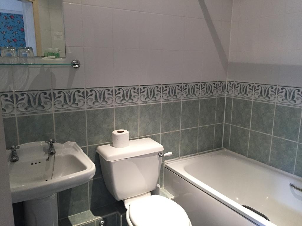 Room 8 Double En suite Standard bathroom