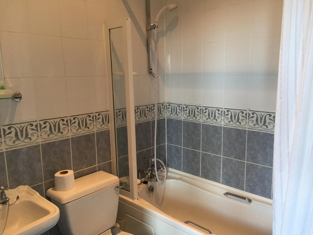 Room 3 Twin En suite Standard Bathroom