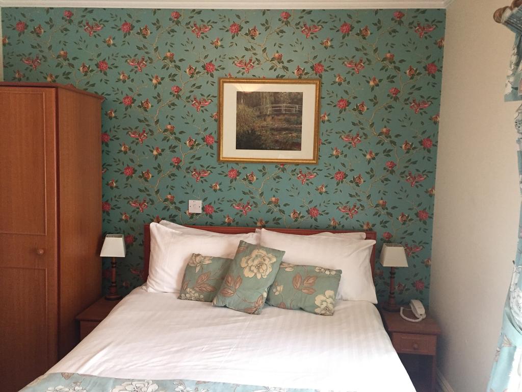 En-suite Standard Double Room | Farnley Tower Guesthouse