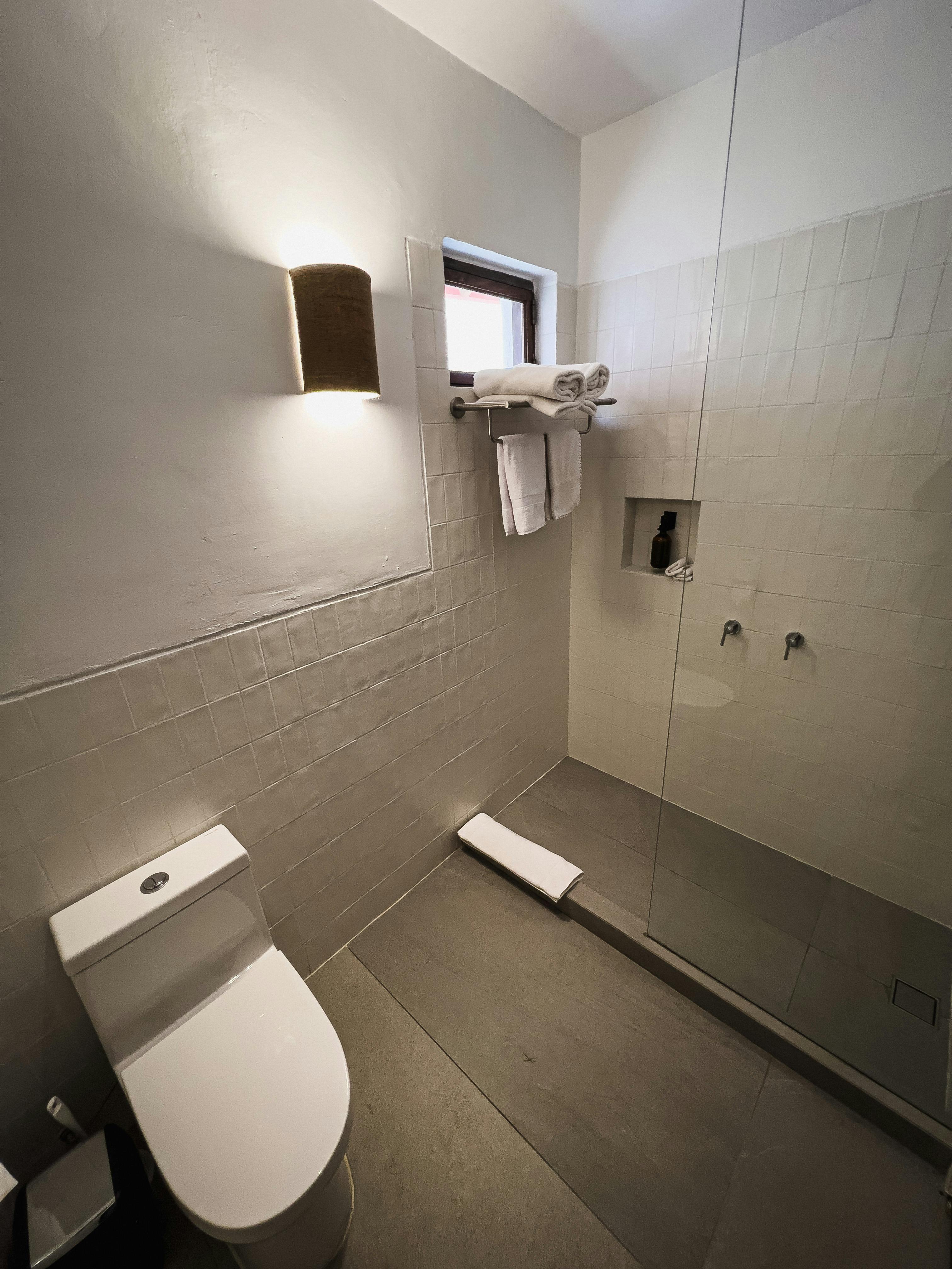 Habitacion superior balcon privado baño ducha agua caliente 24 horas calefaccion centralizada wifi gratis