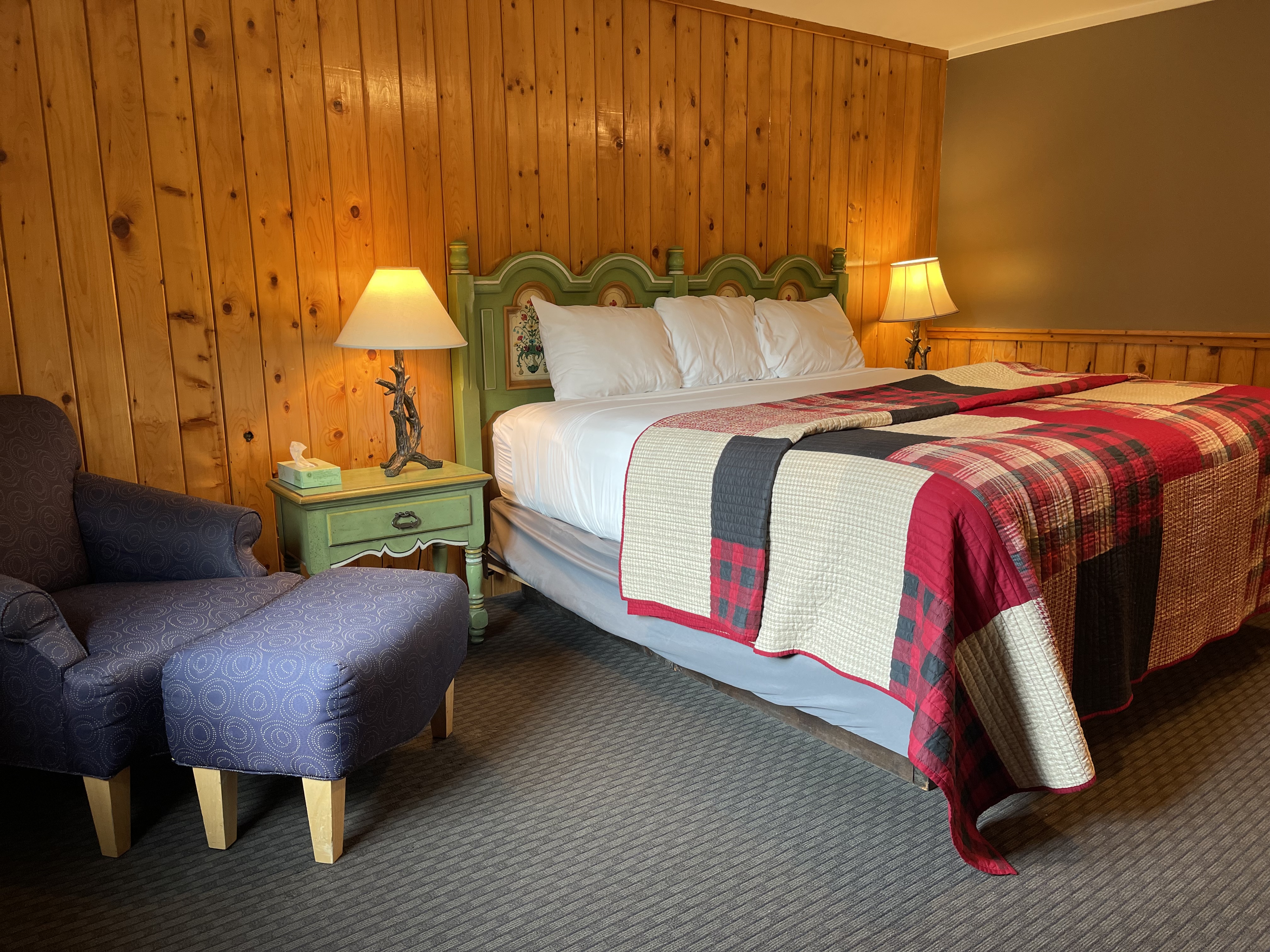 Deluxe Room with 1 King or 2 Queen Beds | Northern Lights Lodge of