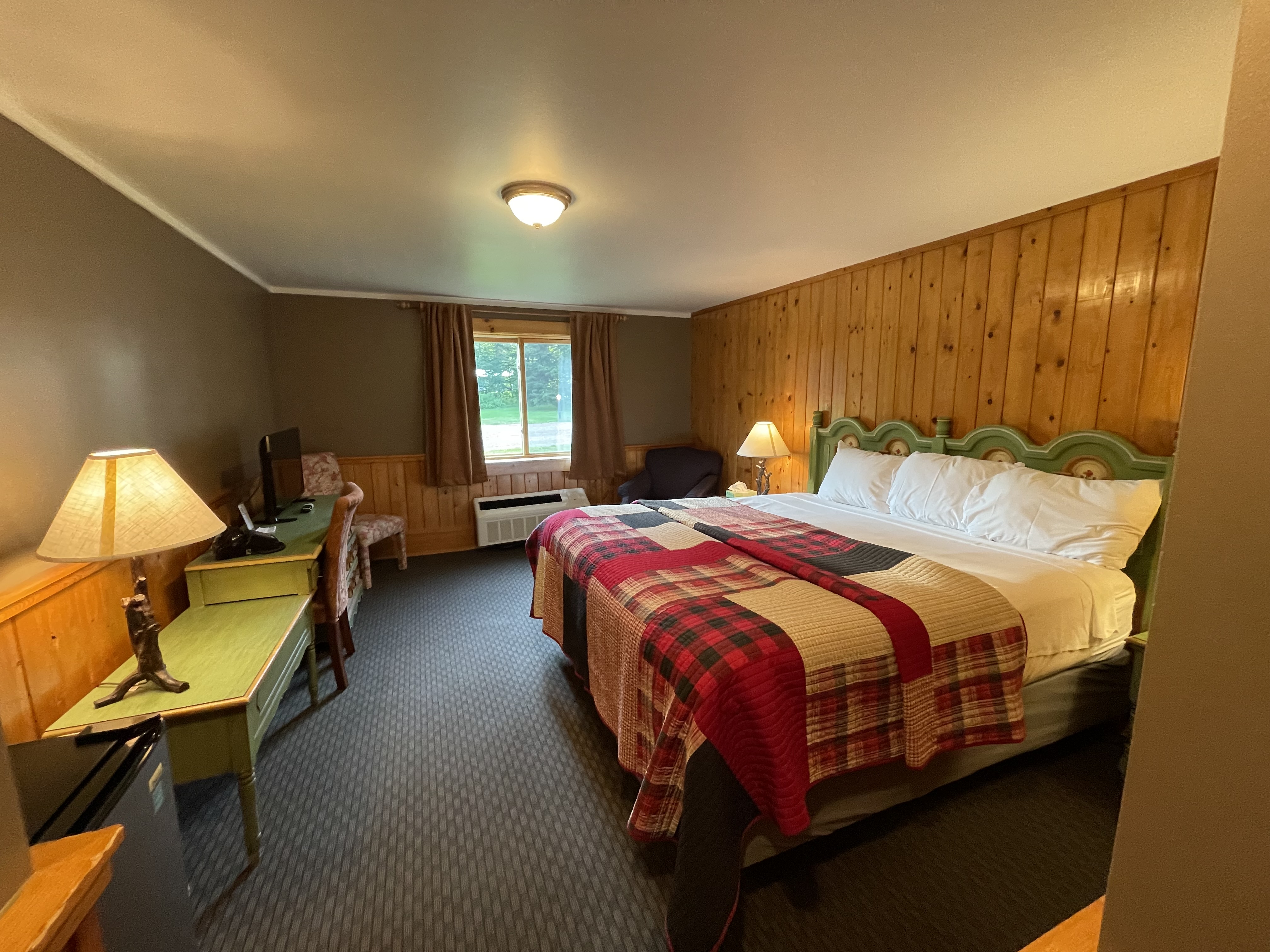 Deluxe Room with 1 King or 2 Queen Beds | Northern Lights Lodge of