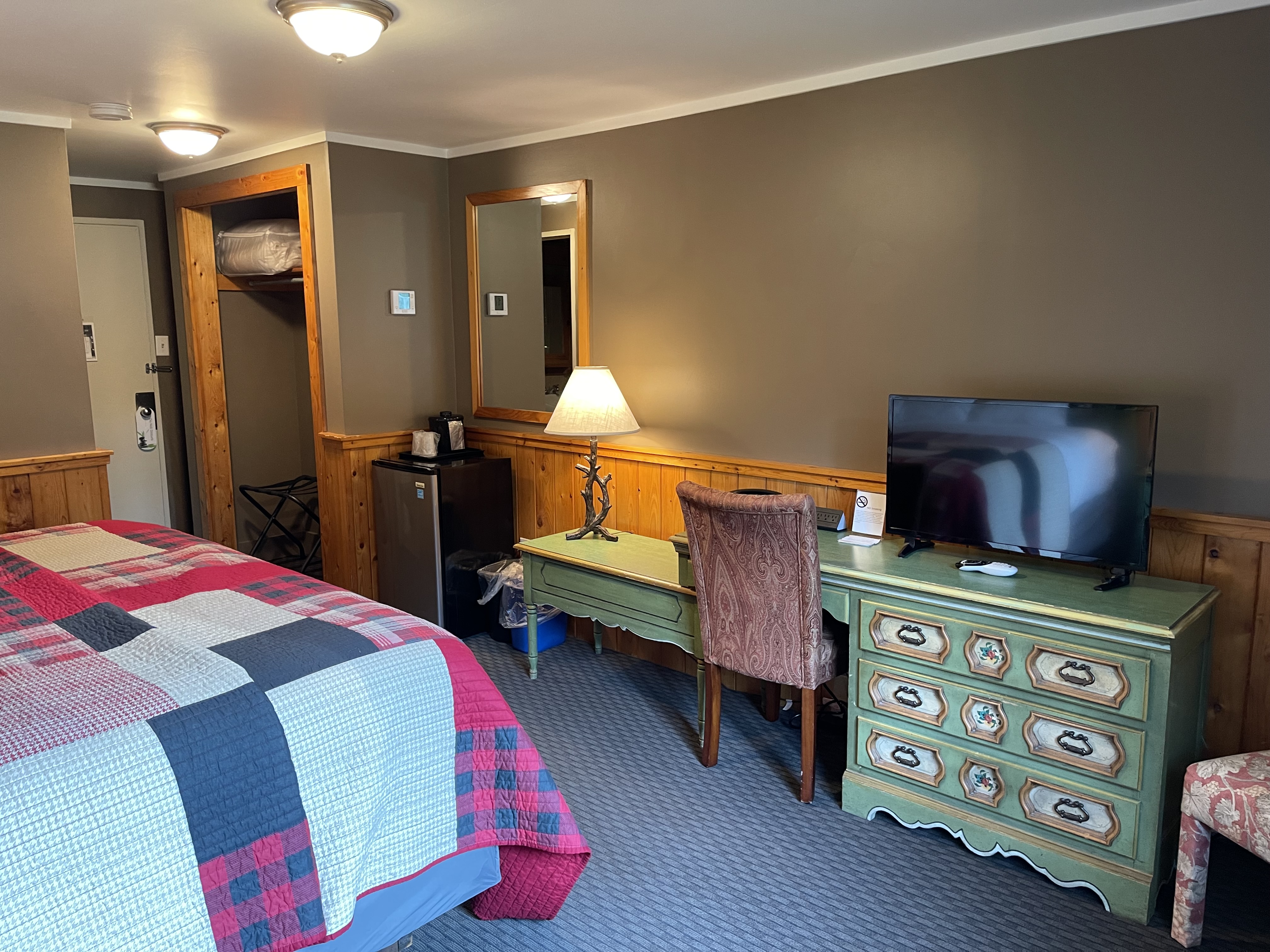 Deluxe Room with 1 King or 2 Queen Beds