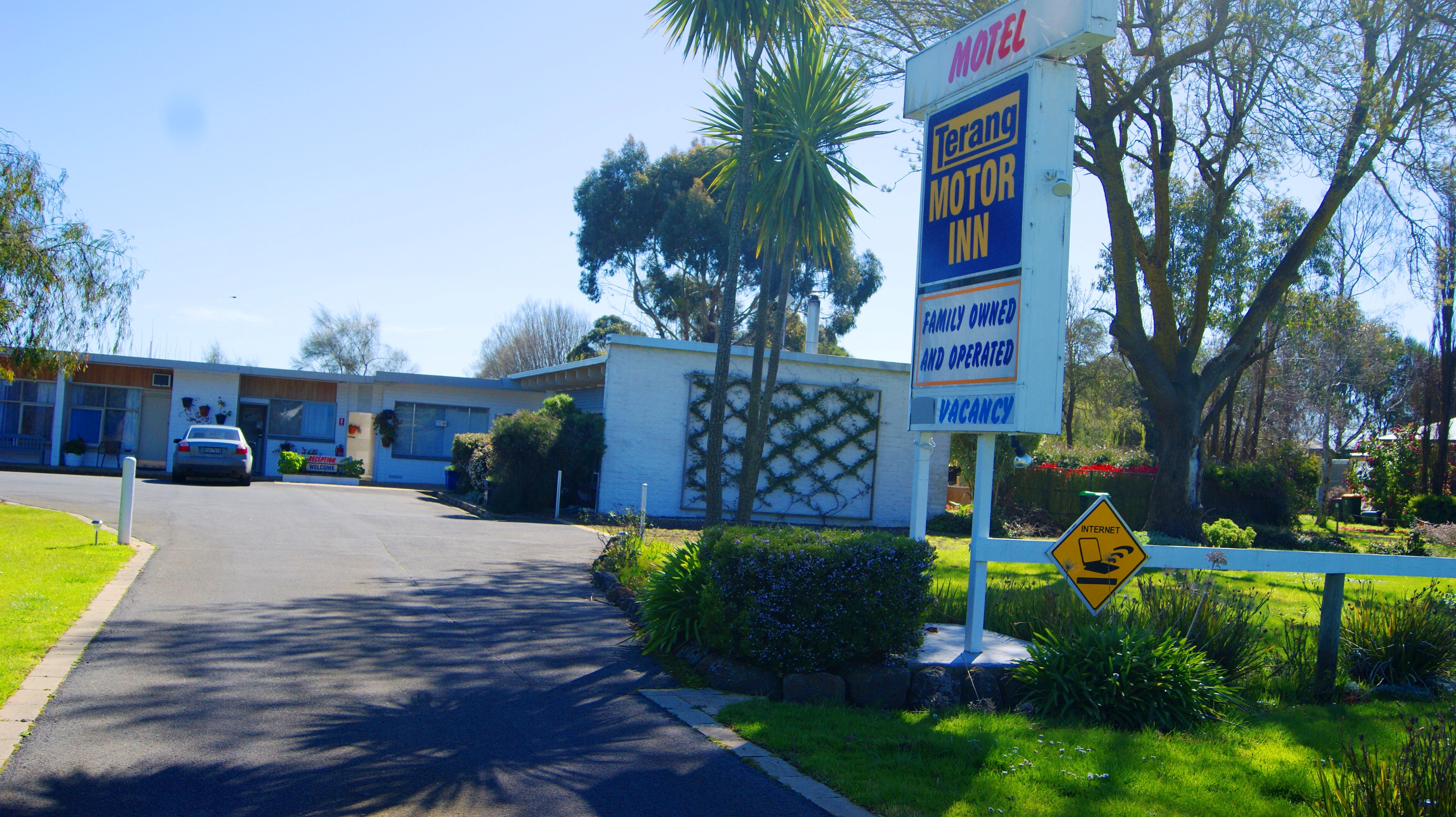 Terang Motor Inn _ Entrance and Signage