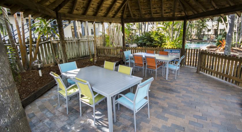 Outdoor dining options around the pool