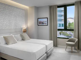 cheap hotels in valencia near the port