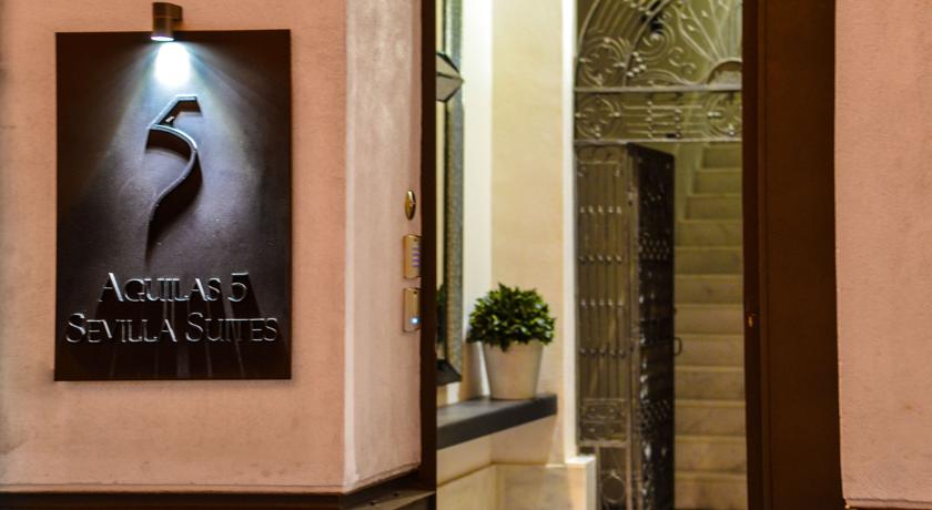 Detail of the main entrance. Aguilas5 SevillaSuites