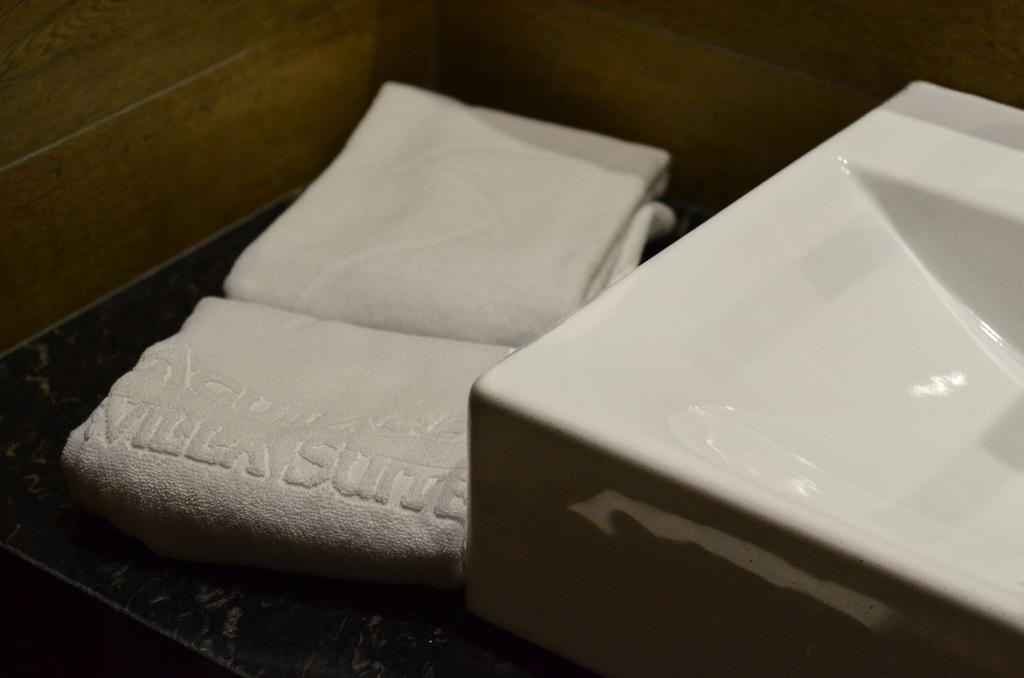 Standard one bedroom apartment bathroom. Aguilas5 SevillaSuites