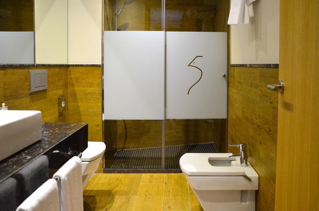DELUXE one bedroom Apartment bathroom. Aguilas5 SevillaSuites