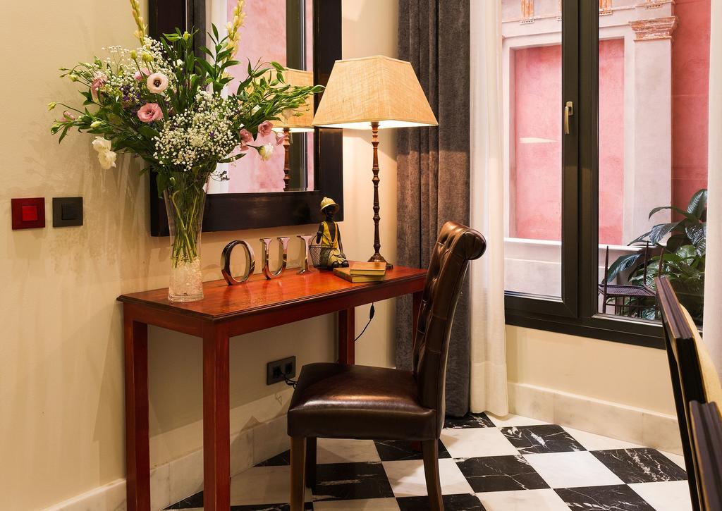 DELUXE one bedroom GROUND FLOOR desk. Aguilas5 SevillaSuites