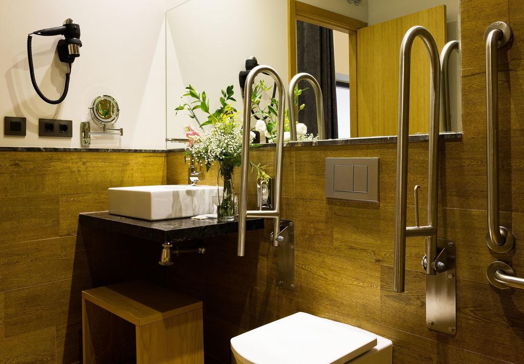 DELUXE one bedroom GROUND FLOOR, adapted bathroom. Aguilas5 SevillaSuites