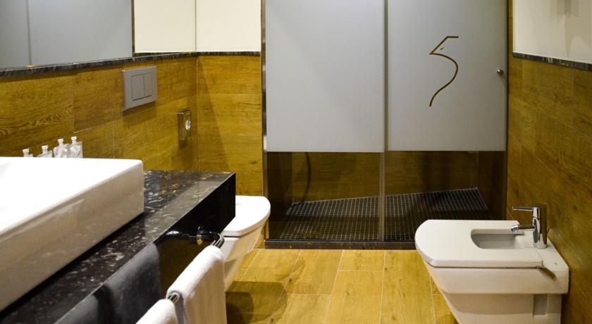 DELUXE one bedroom Apartment bathroom. Aguilas5 SevillaSuites