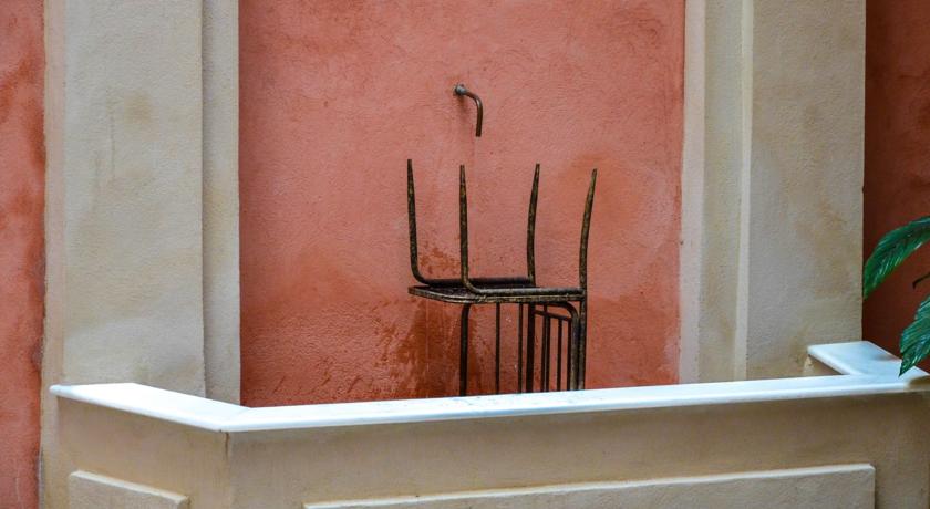 Detail of the back courtyard. Aguilas5 SevillaSuites