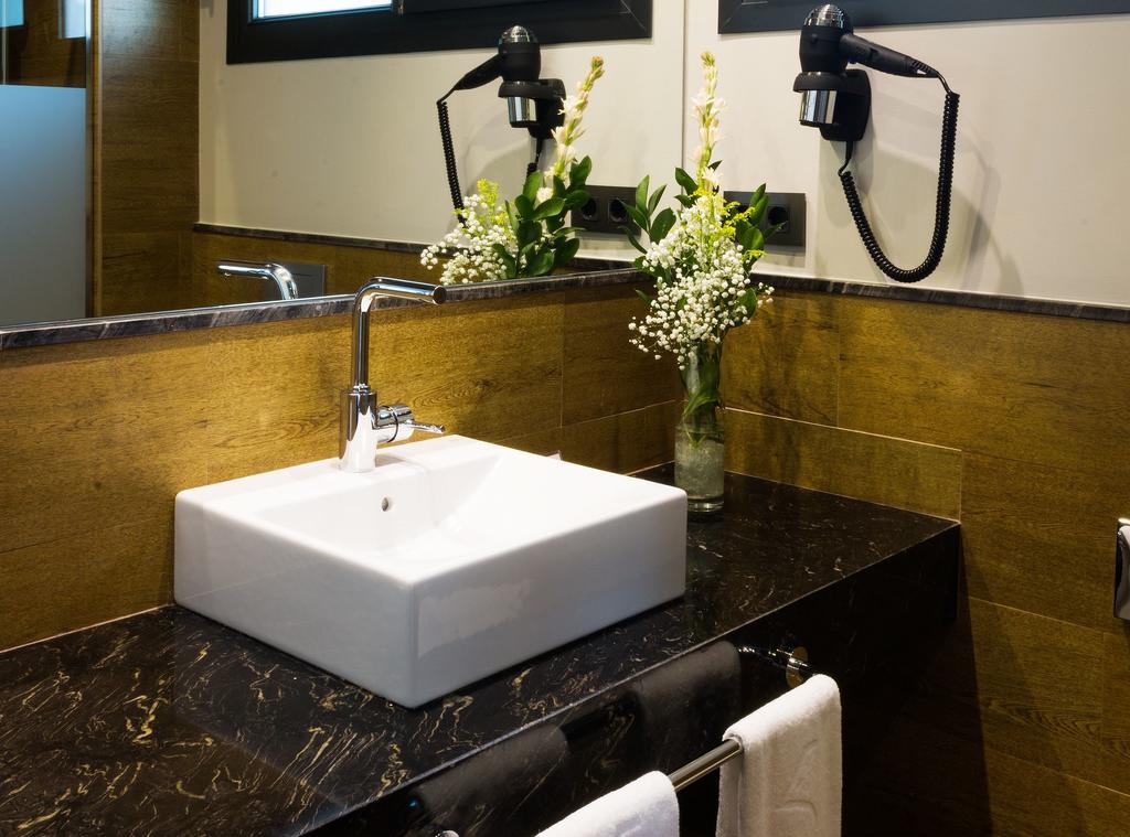 DELUXE one bedroom Penthouse, bathroom. Aguilas5 SevillaSuites