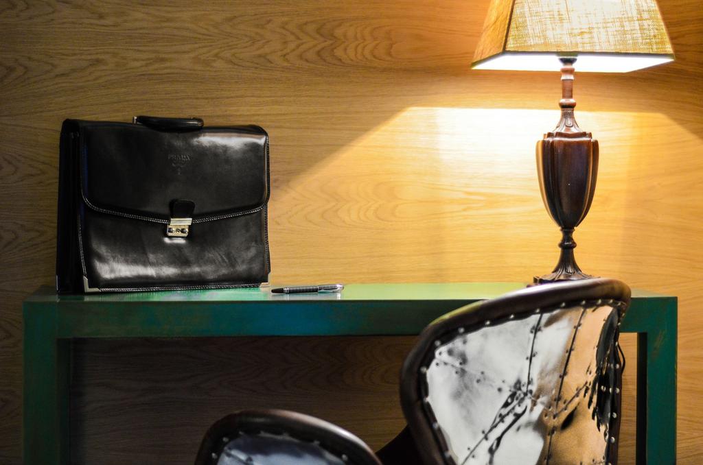 DELUXE one bedroom GROUND FLOOR desk. Aguilas5 SevillaSuites