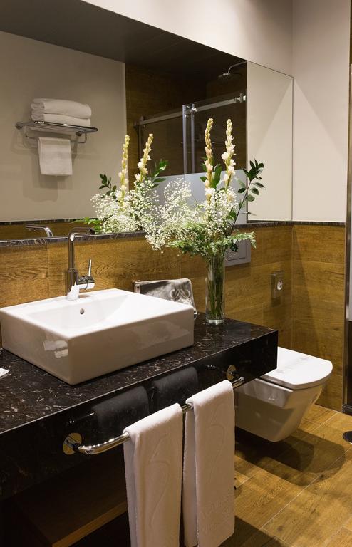 DELUXE one bedroom Apartment bathroom. Aguilas5 SevillaSuites