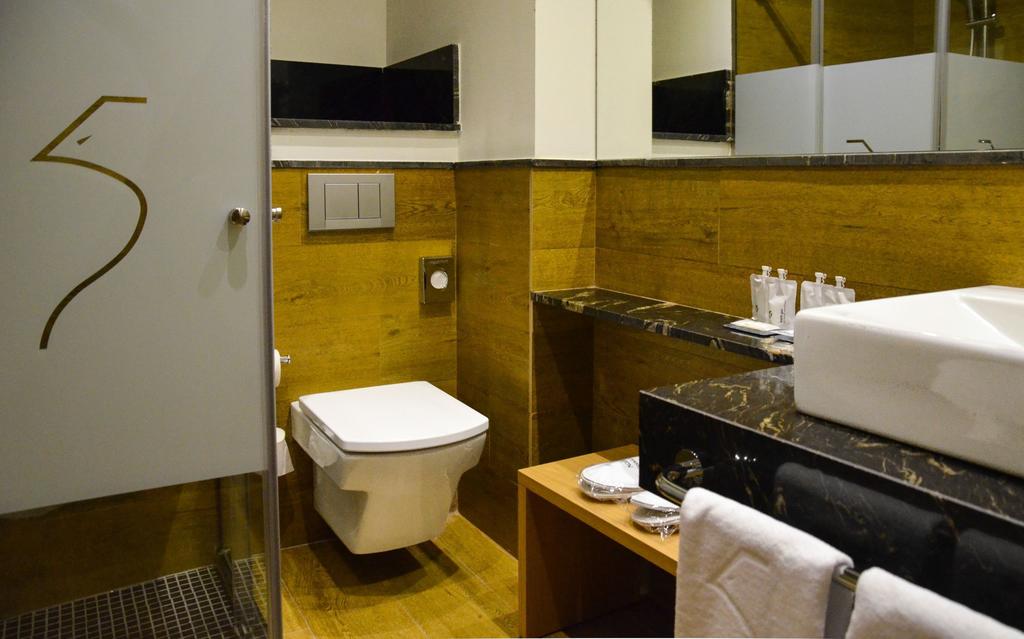 DELUXE one bedroom Apartment bathroom. Aguilas5 SevillaSuites