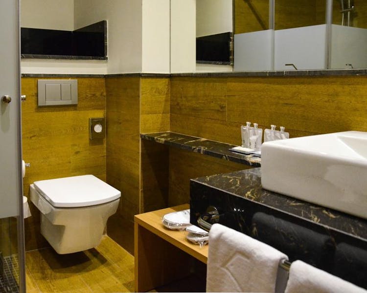 DELUXE one bedroom Apartment bathroom. Aguilas5 SevillaSuites