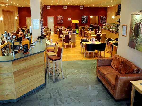 hotels that serve free breakfast and dinner hotels that serve free breakfast and dinner