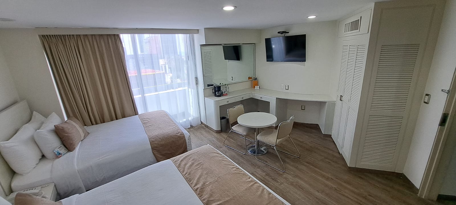 habitacion estandar 2 camas matrimoniales con balcón