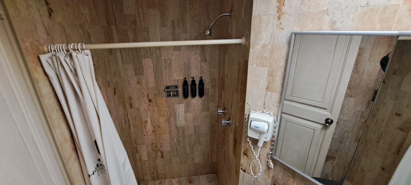 Baño con ducha habitación estudio pequeño