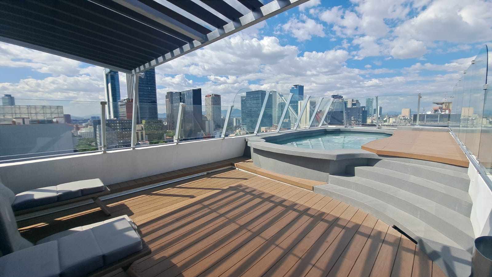 vista panoramica /piscina al aire libre piso 22