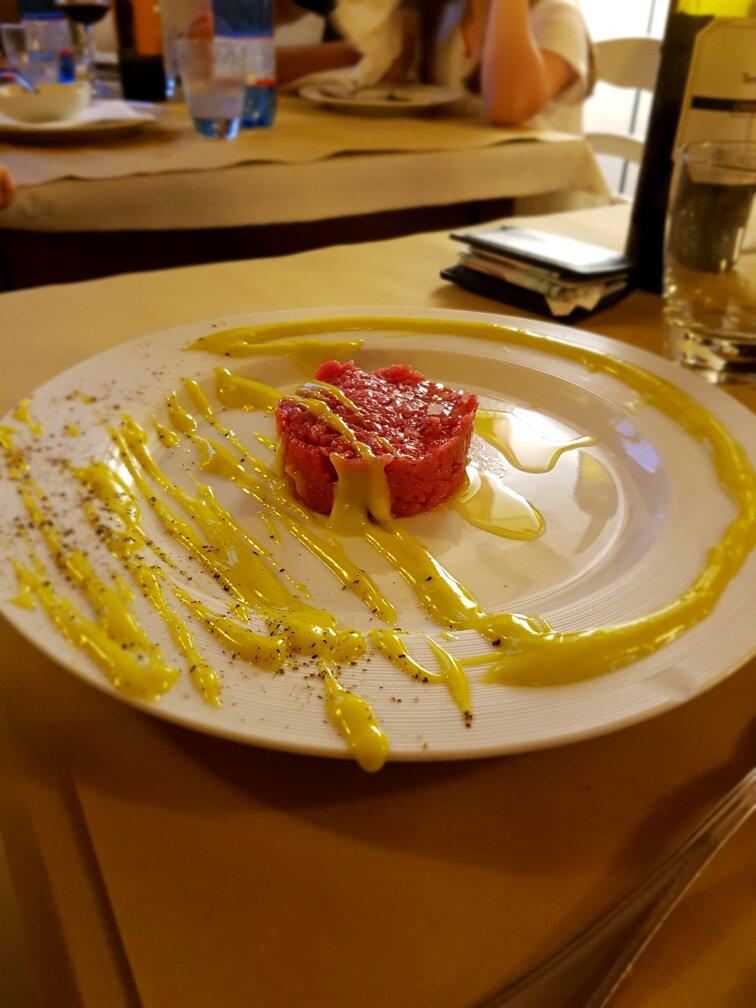 battuta di chianina servita