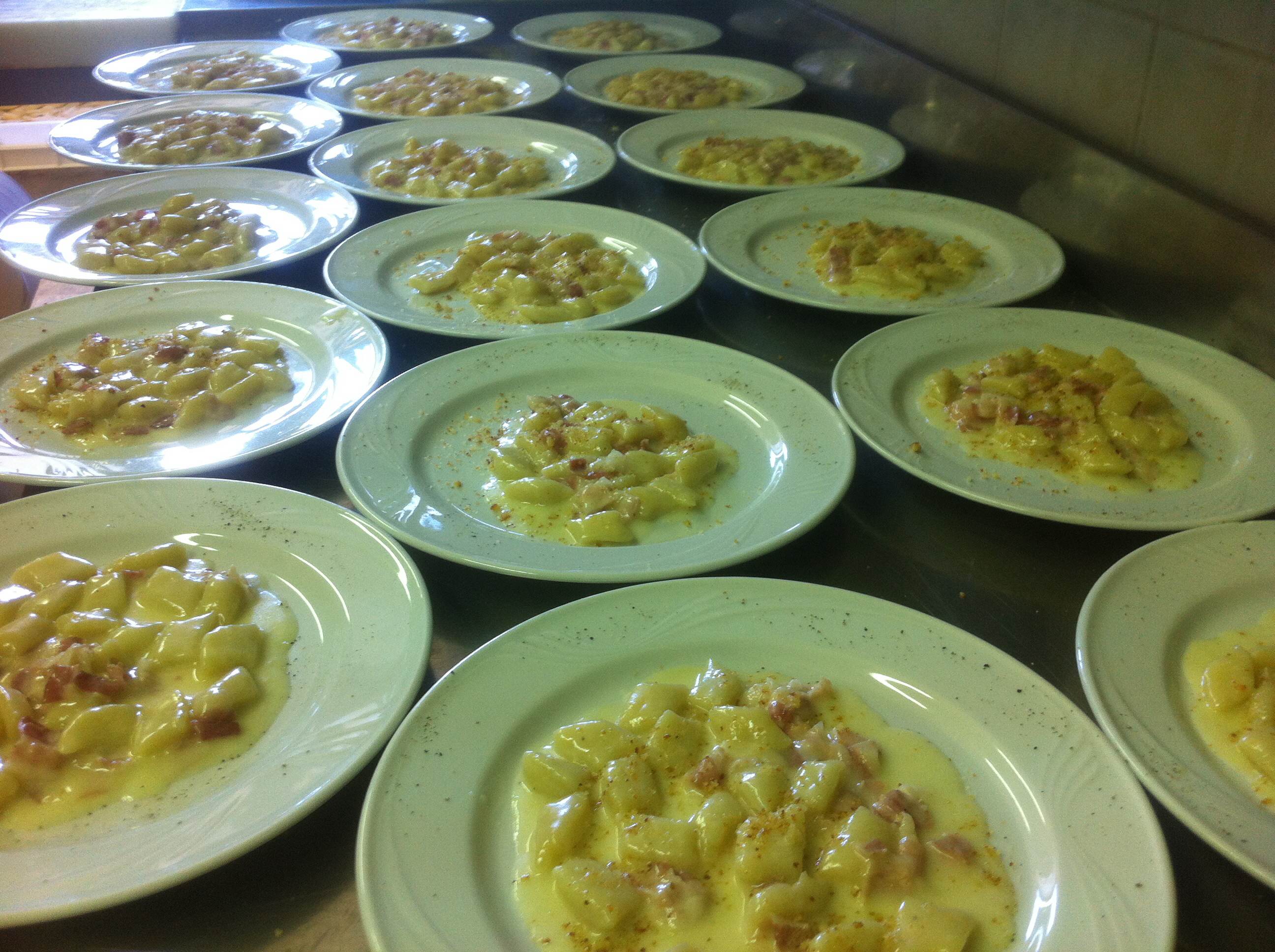 preparazione di gnocchi alle bricilole