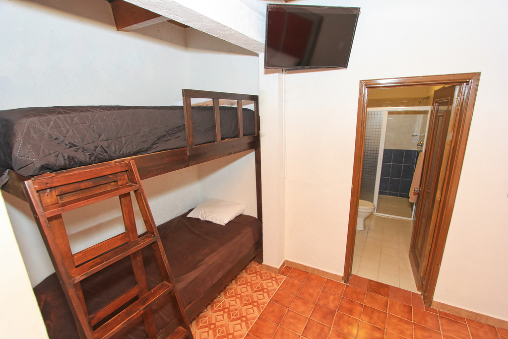 Habitación 23 - 2 camas dobles y 2 literas individuales