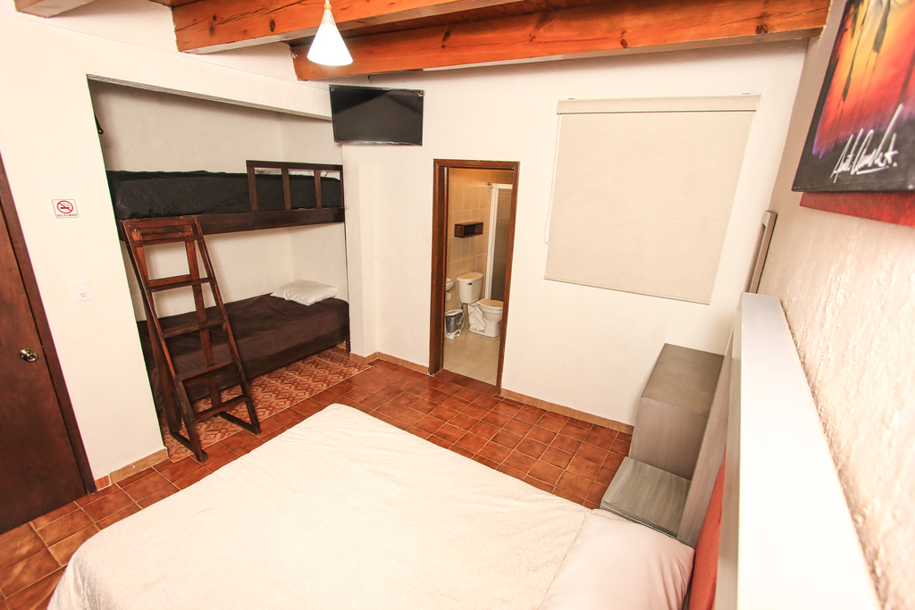 Habitación 23 - 2 camas dobles y 2 literas individuales