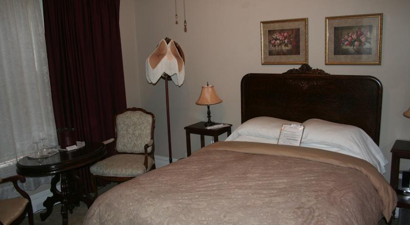 Tioga Room Queen bed