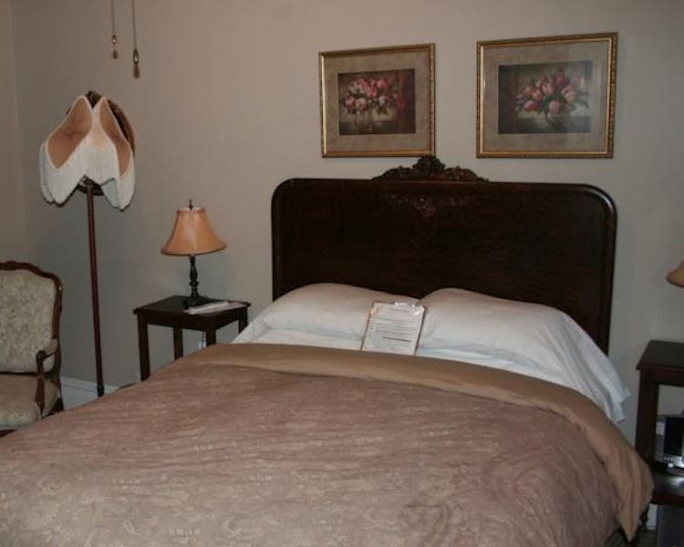 Tioga Room Queen bed