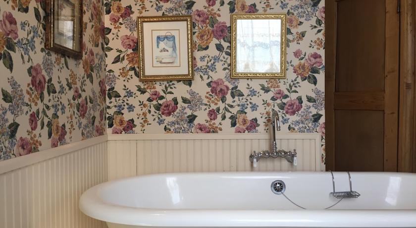 Claw foot tub in Bradford Suite