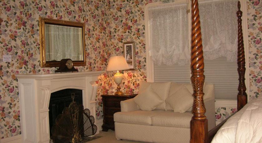 Bradford Suite reading lamp and sofa