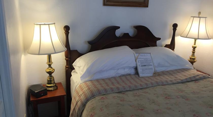 Queen bed in Prospector Room